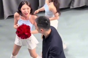 看看杨鸣在客场有多受欢迎，长得帅确实不一样！🙊