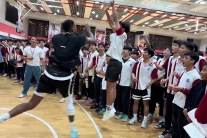 同学：你已经5分钟没讲你在球场上2:0威姆斯的故事了...