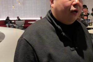 一个山东大姨举着标语找杨瀚森签名，而您猜标语上写着什么字呢？