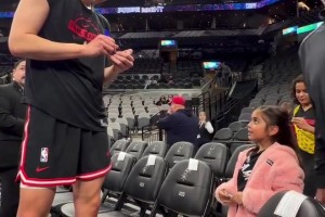 杨瀚森的小粉丝还挺多！杨瀚森昨日赛前给小球迷签名