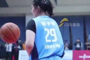 2米26的张子宇在篮下拿到球，对手除了高举双手，无计可施！