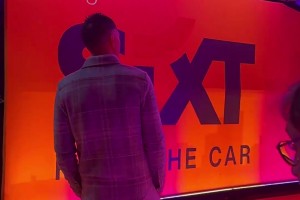 这就是球队头牌啊！佩林卡赛后在球员通道等着东契奇返回更衣室