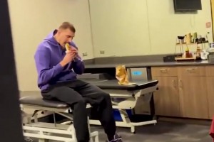 谁偷拍的🤣约基奇在更衣室里偷偷吃Taco~