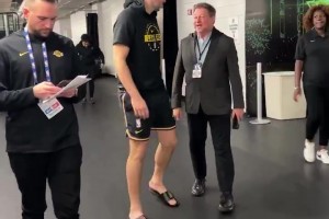 给孩子买双大的吧🤣东契奇赛后穿拖鞋，明显小了不合脚！